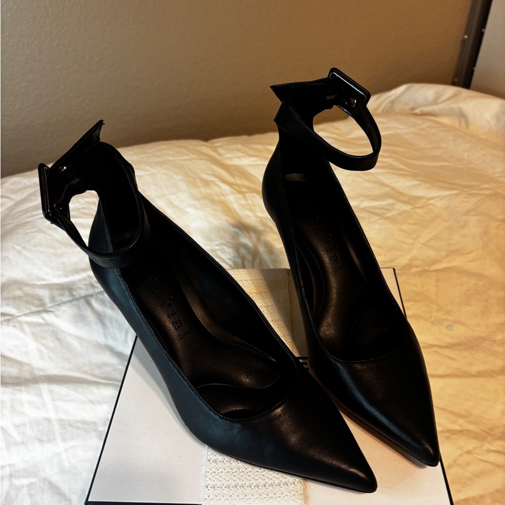 Gianni Bini Black Pointed Toe 3 in Heel
